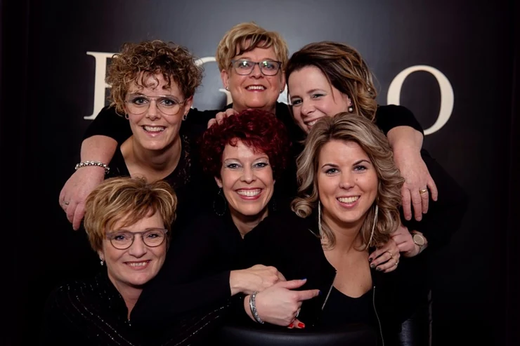 Groepsfoto van de medewerkers van Figaro in de salon